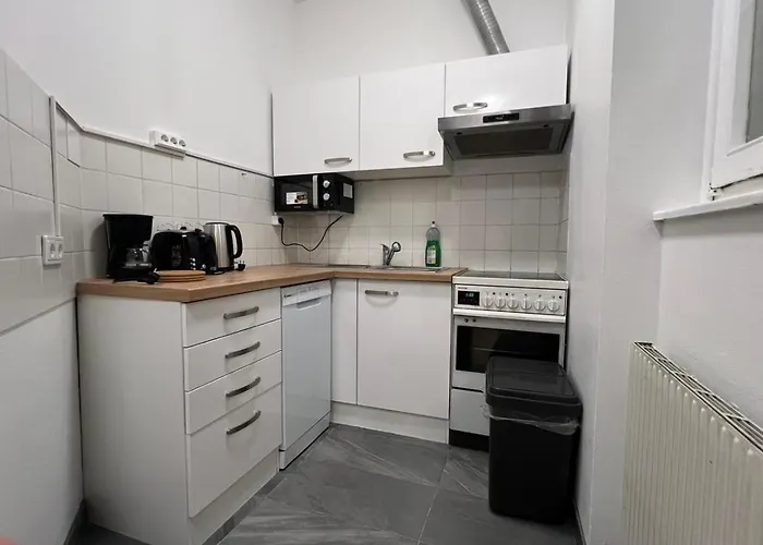Simple Private In 3br Shared Apartment, Well Connected Location Viena