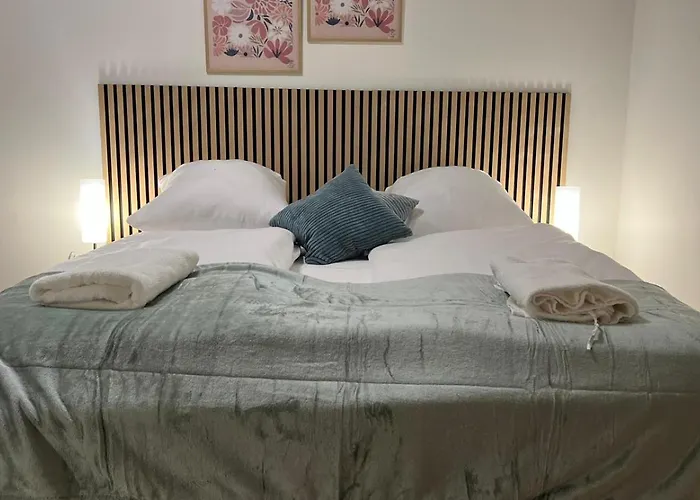 Simple Private In 3br Shared Apartment, Well Connected Location