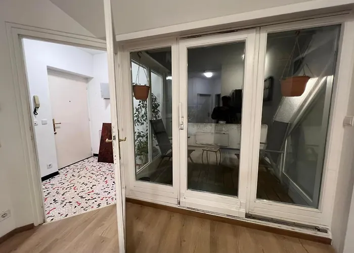 Simple Private In 3br Shared Apartment, Well Connected Location