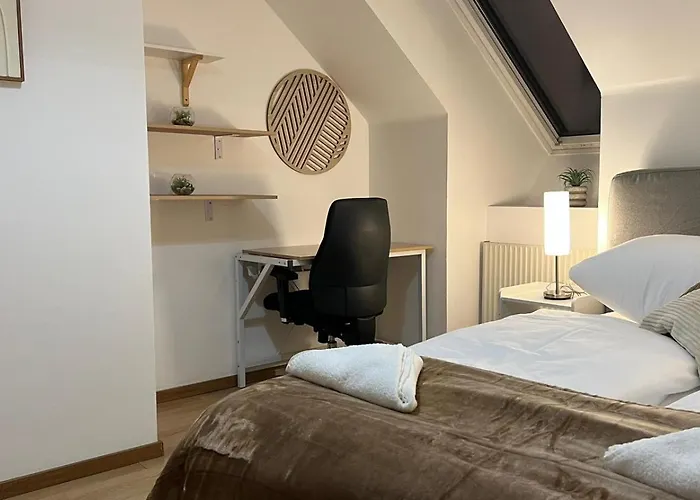 Simple Private In 3br Shared Apartment, Well Connected Location Apartamento