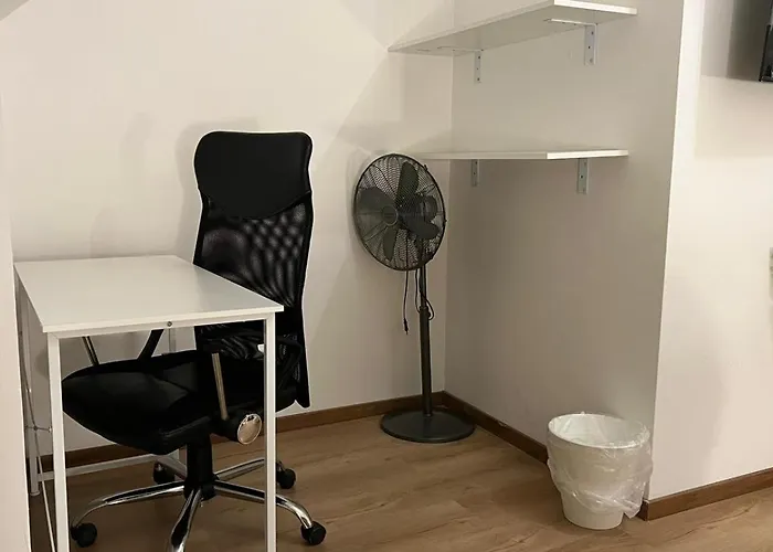 Simple Private In 3br Shared Apartment, Well Connected Location Apartamento