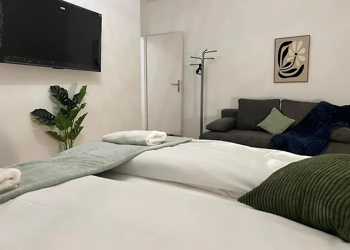 Simple Private In 3br Shared Apartment, Well Connected Location * Viena