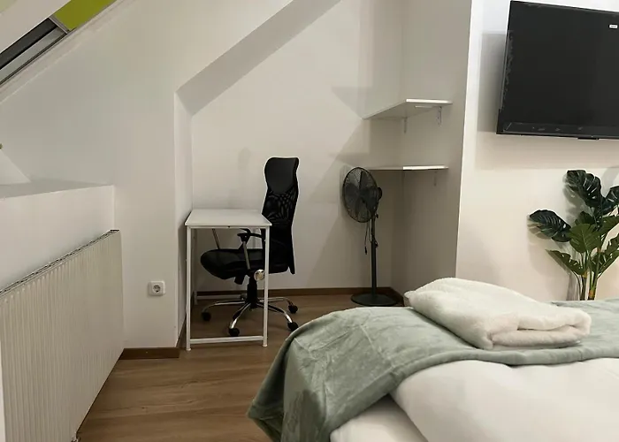 Simple Private In 3br Shared Apartment, Well Connected Location