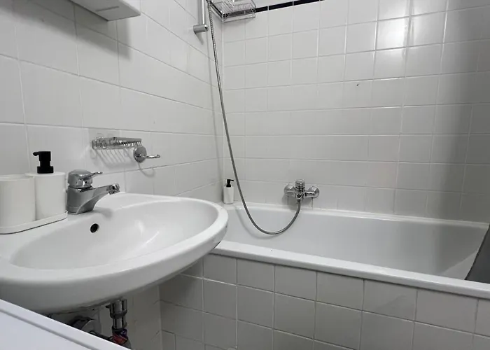 Simple Private In 3br Shared Apartment, Well Connected Location Viena